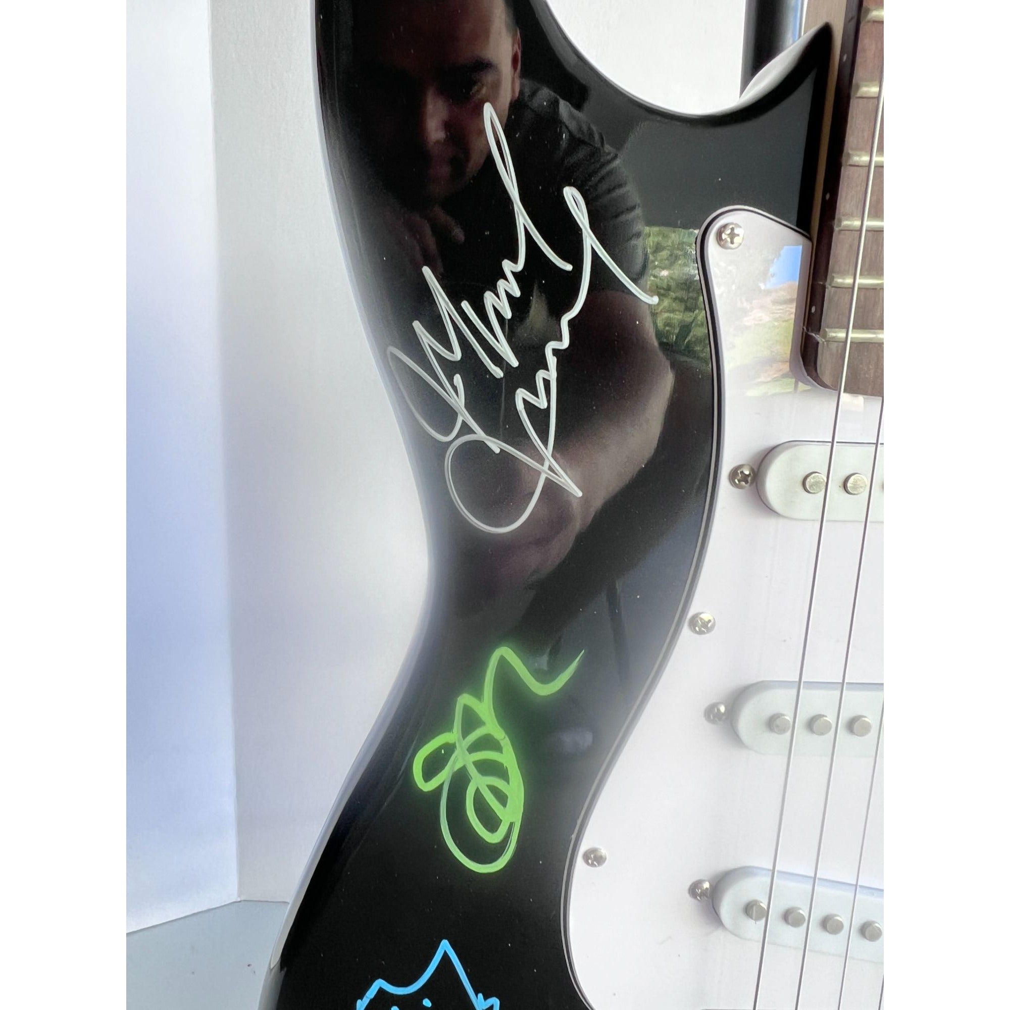 Pearl Jam Eddie Vedder Jeff Ament Stone Gossard Mike McCready full size Stratocaster electric guitar signed with proof