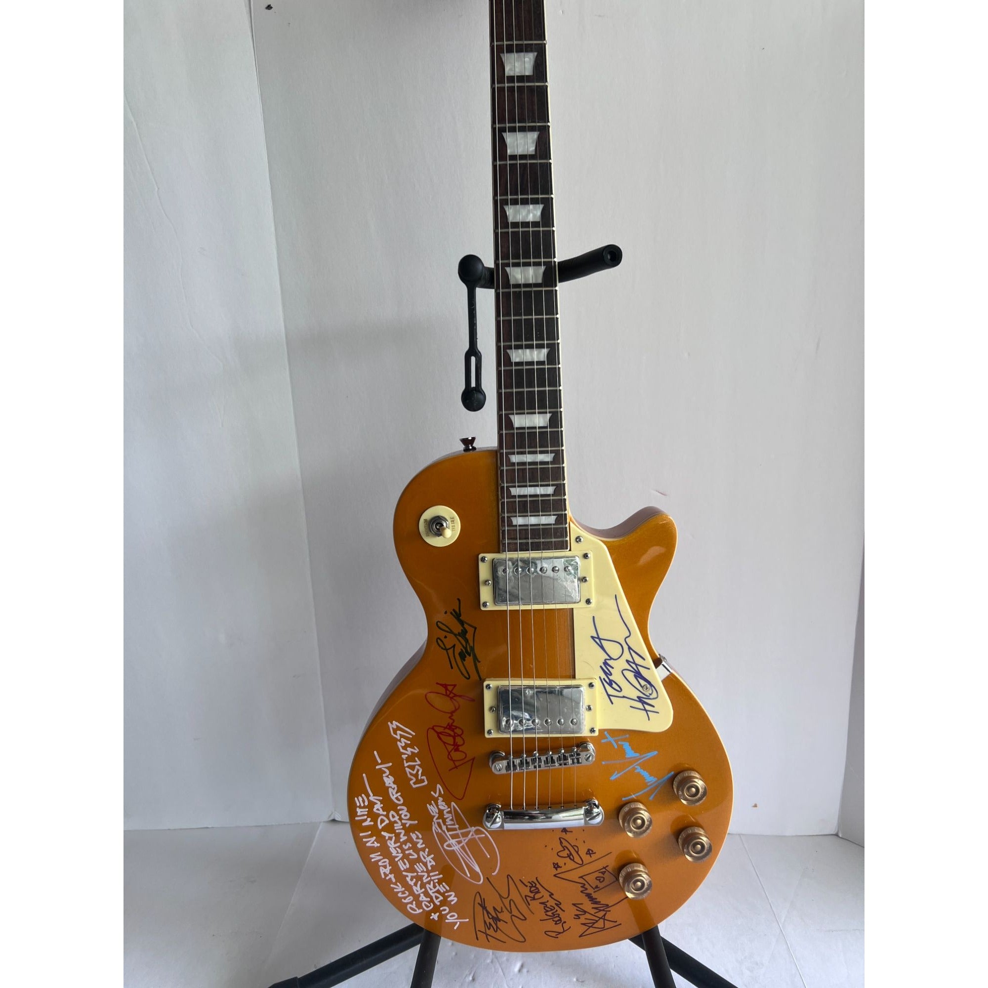 Kiss Gene Simmons Ace Frehley Paul Stanley Eric Singer Tommy Thayer Vinnie Vincent Les Paul Gold full size electric guitar signed with proof