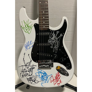 Guns n' roses Axl Rose Slash Matt Sorum Stratocaster electric guitar signed with proof