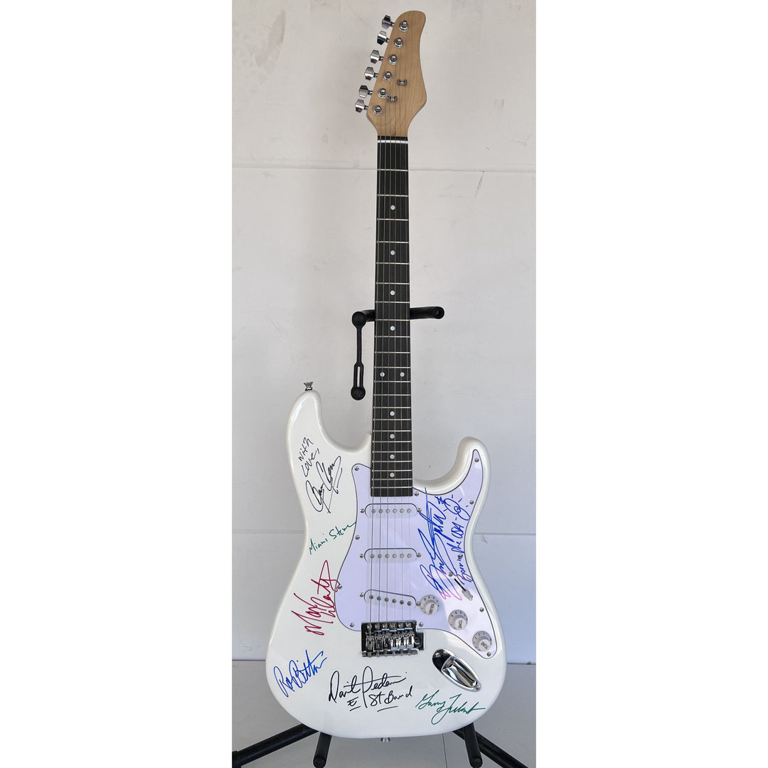 Bruce Springsteen Clarence Clemons and the E street band electric guitar signed with proof.