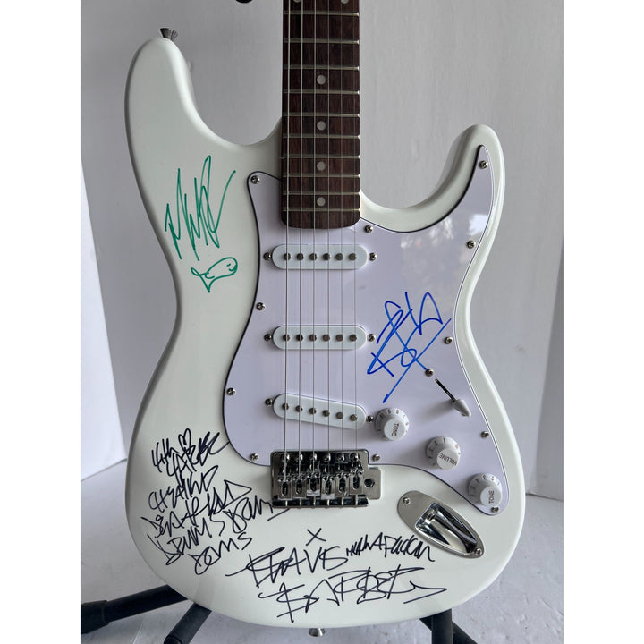 Travis Barker Tom DeLonge Blink-182 full size Stratocaster electric guitar signed with proof