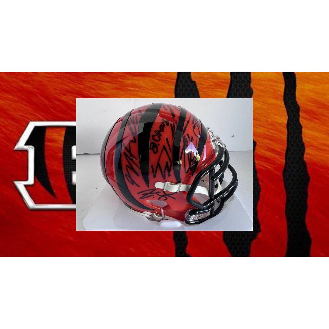 Cincinnati Bengals Joe Burriow Ja'Marr Chase, Tee Higgins, Sam Hubbard Joe Mixon, Zac Taylor Riddell Mini helmet signed with proof