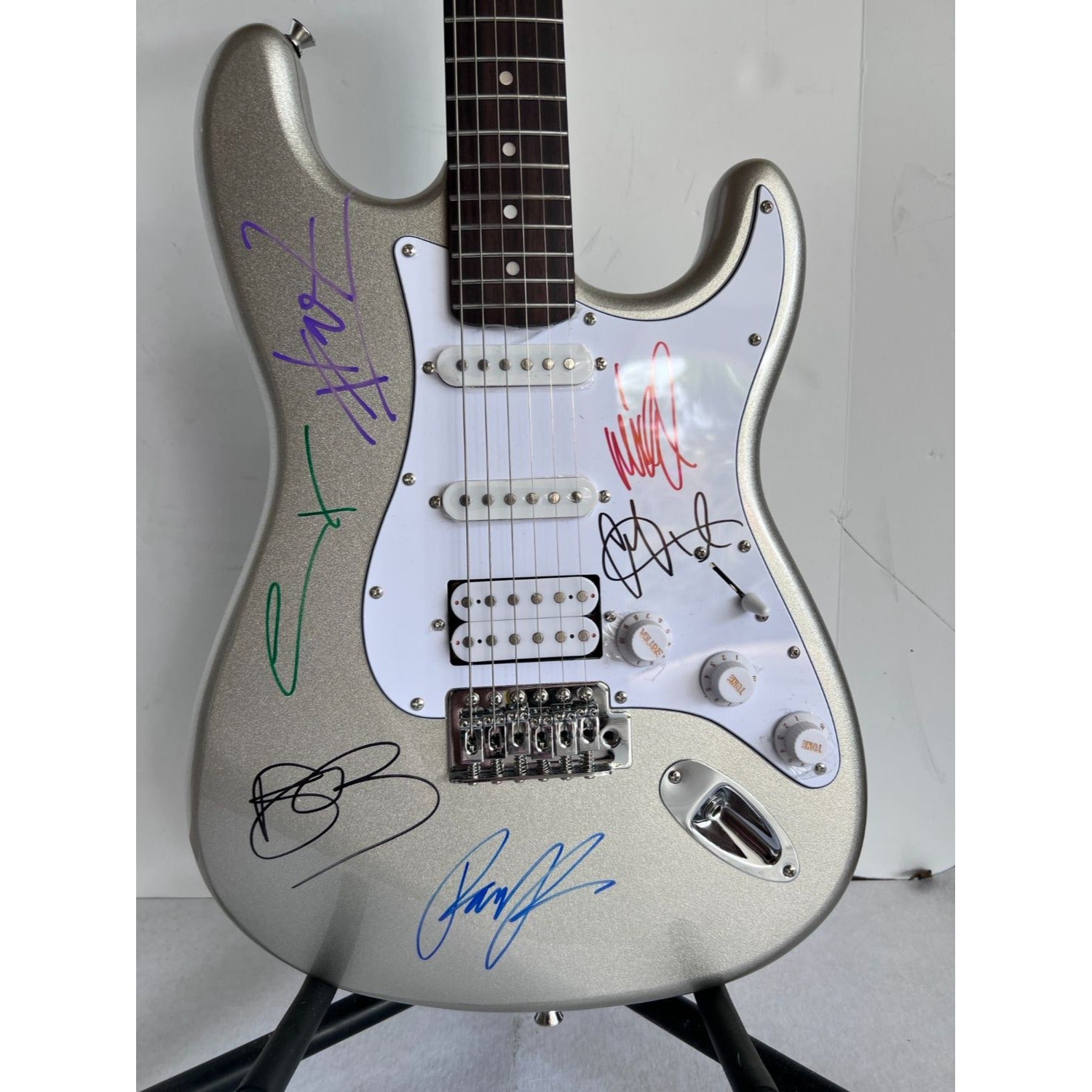 Chester Bennington, Mike Shinoda, Brad Delson, Dave Farrell, Joe Hahn, Rob Bourdon, Linkin Park Stratocaster guitar signed with proof