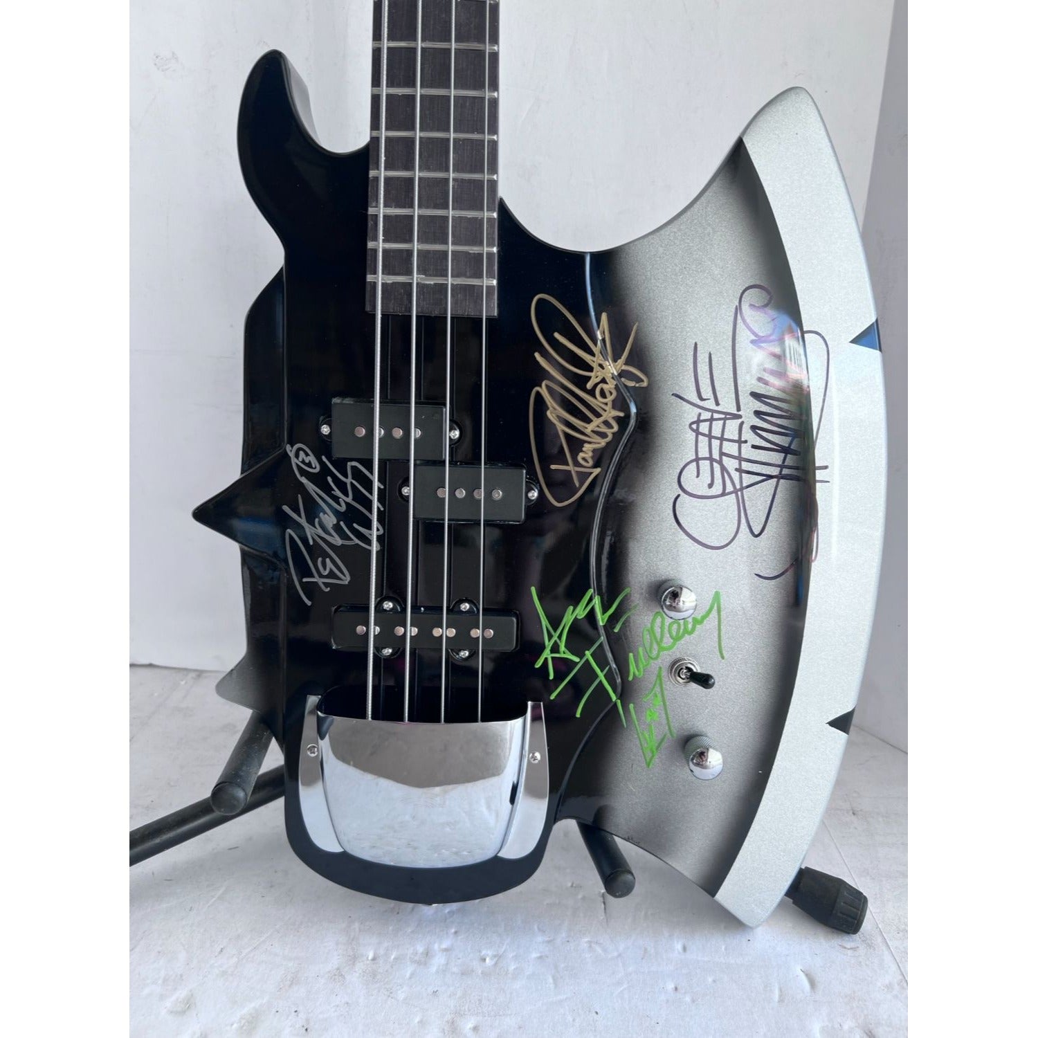 Gene Simmons Ace Frehley Peter Criss Paul Stanley Kiss One of a Kind electric bass guitar signed with proof