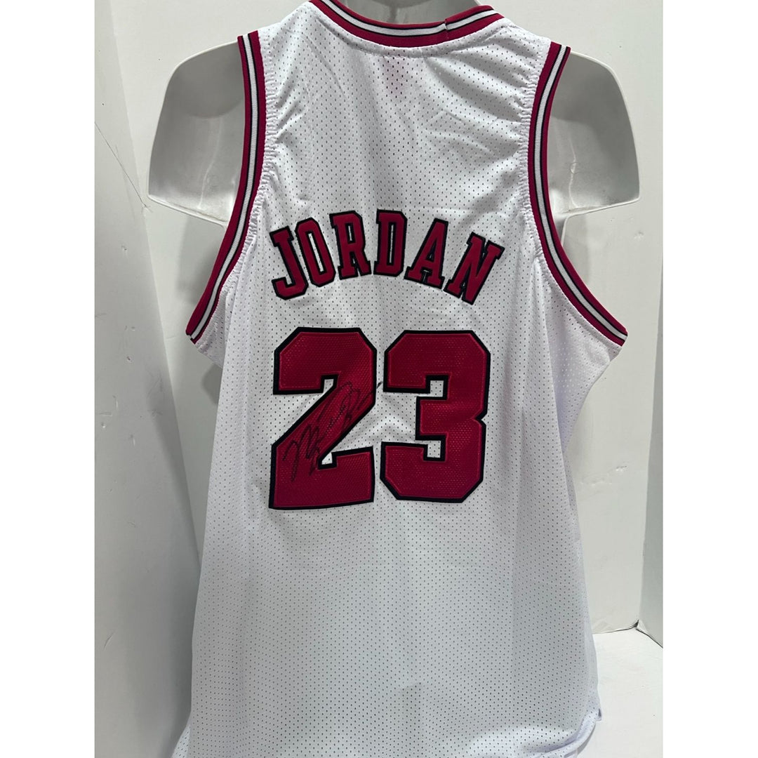 Michael Jordan 1996-1997 Chicago Bulls game model jersey signed with proof