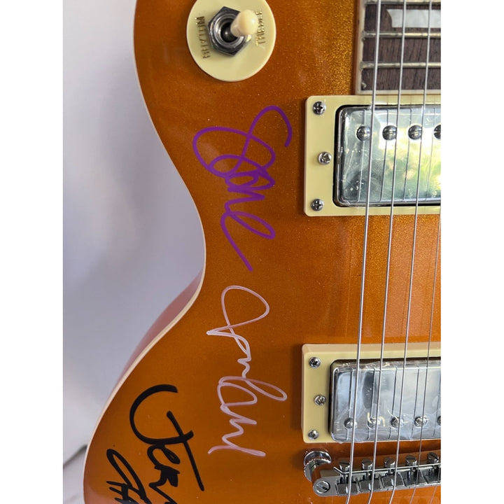 Pearl Jam Eddie Vedder Jeff Ament, Stone Gossard, Mike McCready, and Dave Abbruzzese Les Paul electric guitar signed with proof