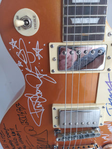 Kiss Gene Simmons, Paul Stanley, Ace Frehley, Peter Criss, Tommy Thayer, Eric Singer, Vinny Vincent and Bruce Kulick Les Paul electric guitar signed with proof