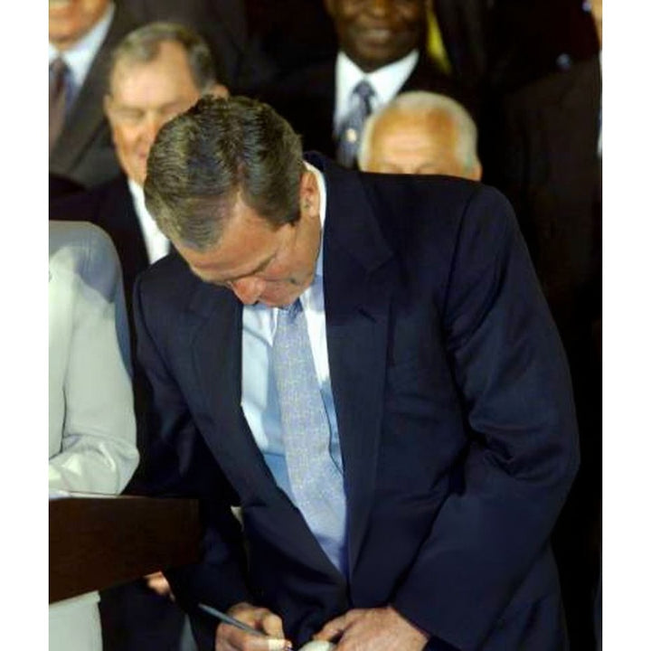 George Walker Bush (43) vintage golf ball signed with proof and free display case