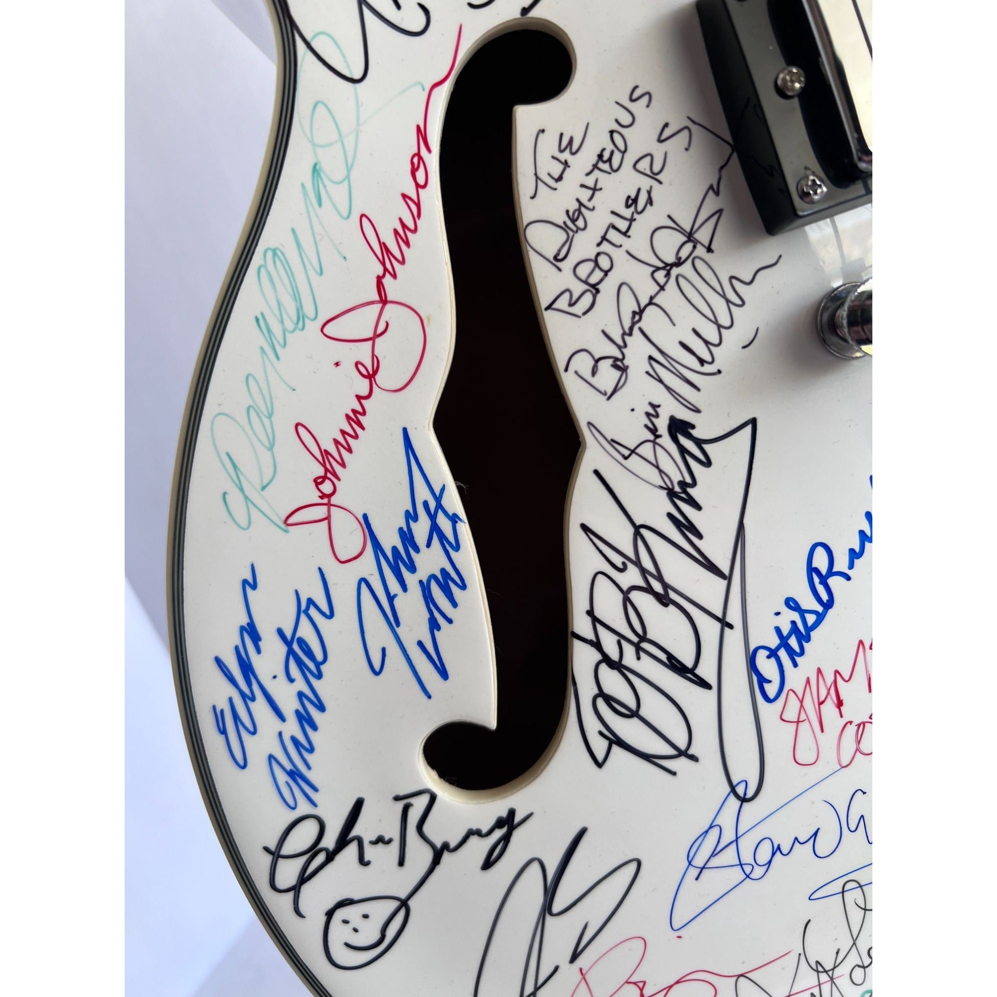 Blues an R&B legends 28 signed in all Stevie Ray Vaughan Bill Withers Stevie Wonder Eric Clapton Hollow body electric guitar signed with pro