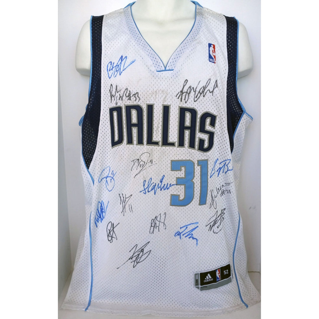 Dallas Mavericks Dirk Nowitzki NBA champs team signed jersey signed with proof