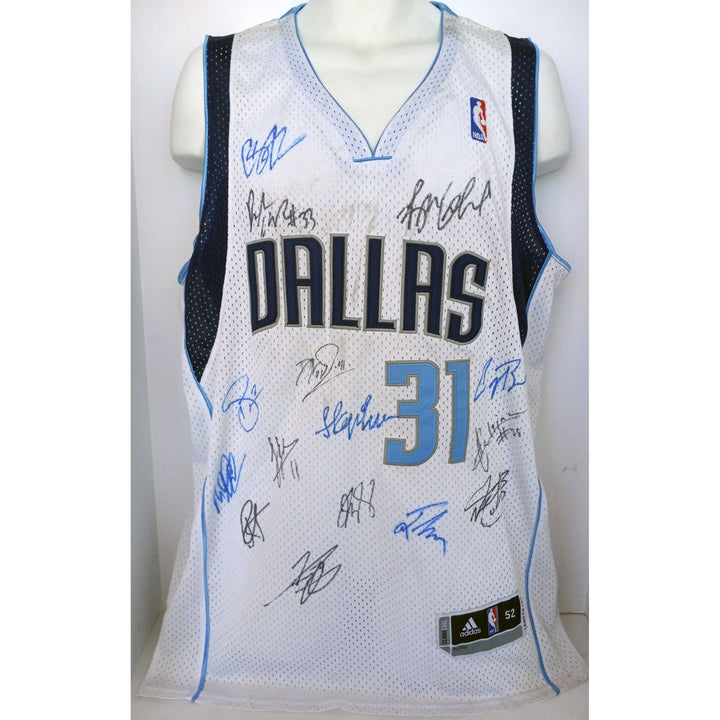 Dallas Mavericks Dirk Nowitzki NBA champs team signed jersey signed with proof