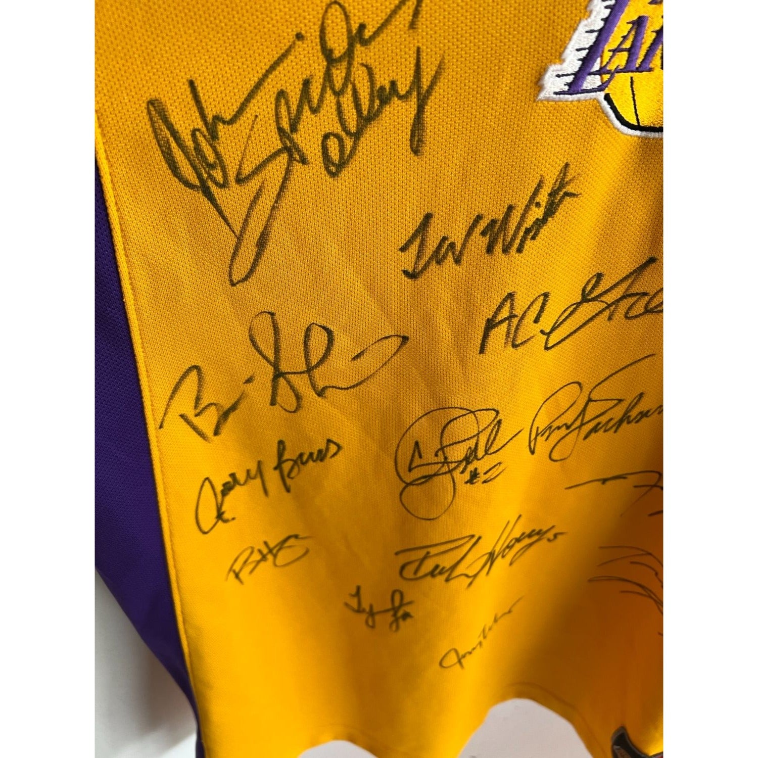 Awesome Artifacts Kobe Bryant Phil Jackson Shaquille O'Neal Los Angeles Lakers 2000 NBA Champions Nike Team Signed Shooting Shirt with Proof by Awesome Artifact