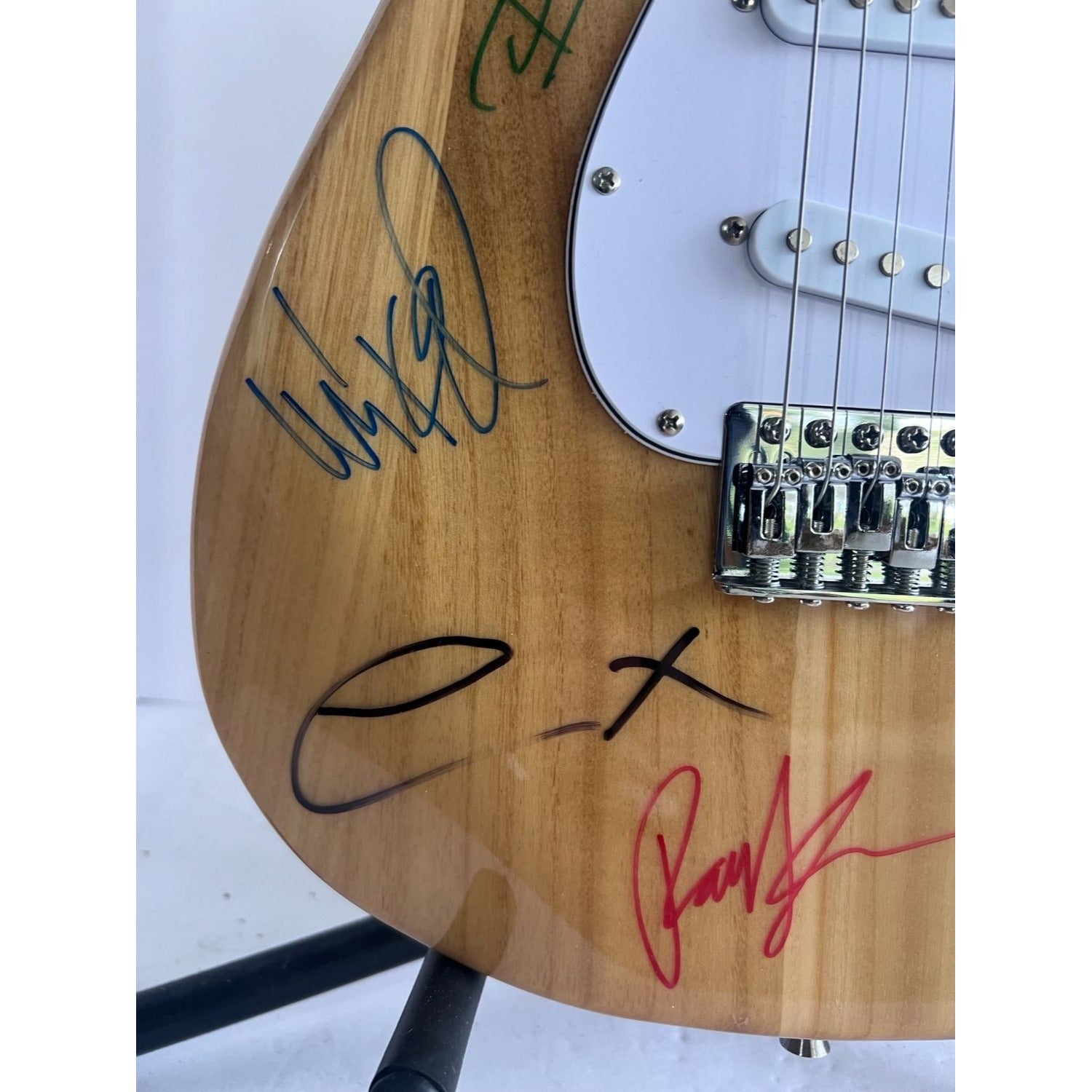 Linkin Park Chester Bennington complete band signed Stratocaster electric guitar signed with proof