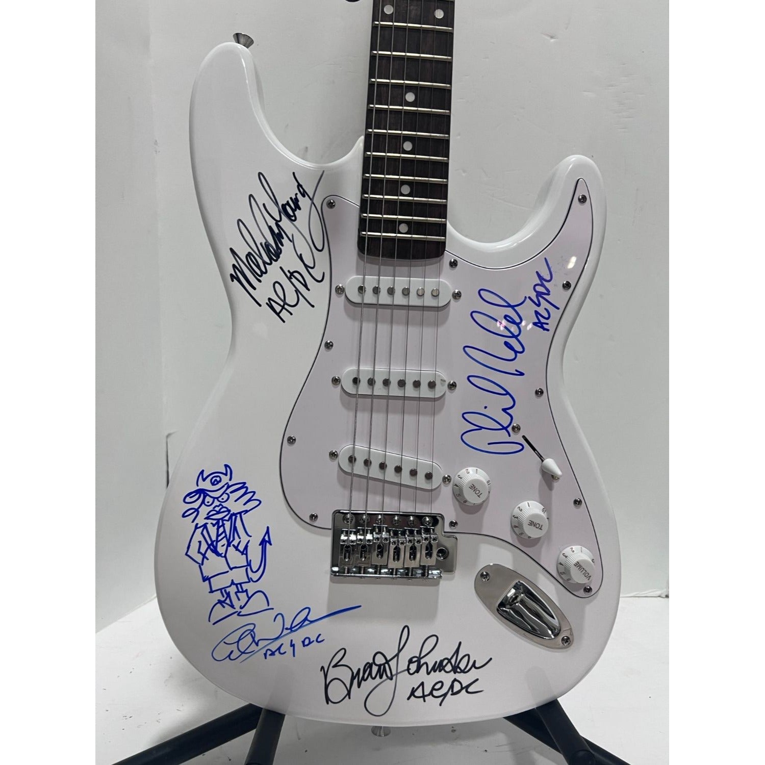 Angus Young & Malcolm Young Brian Johnston Clff Williams Phil Rudd white electric stratocaster signed with proof