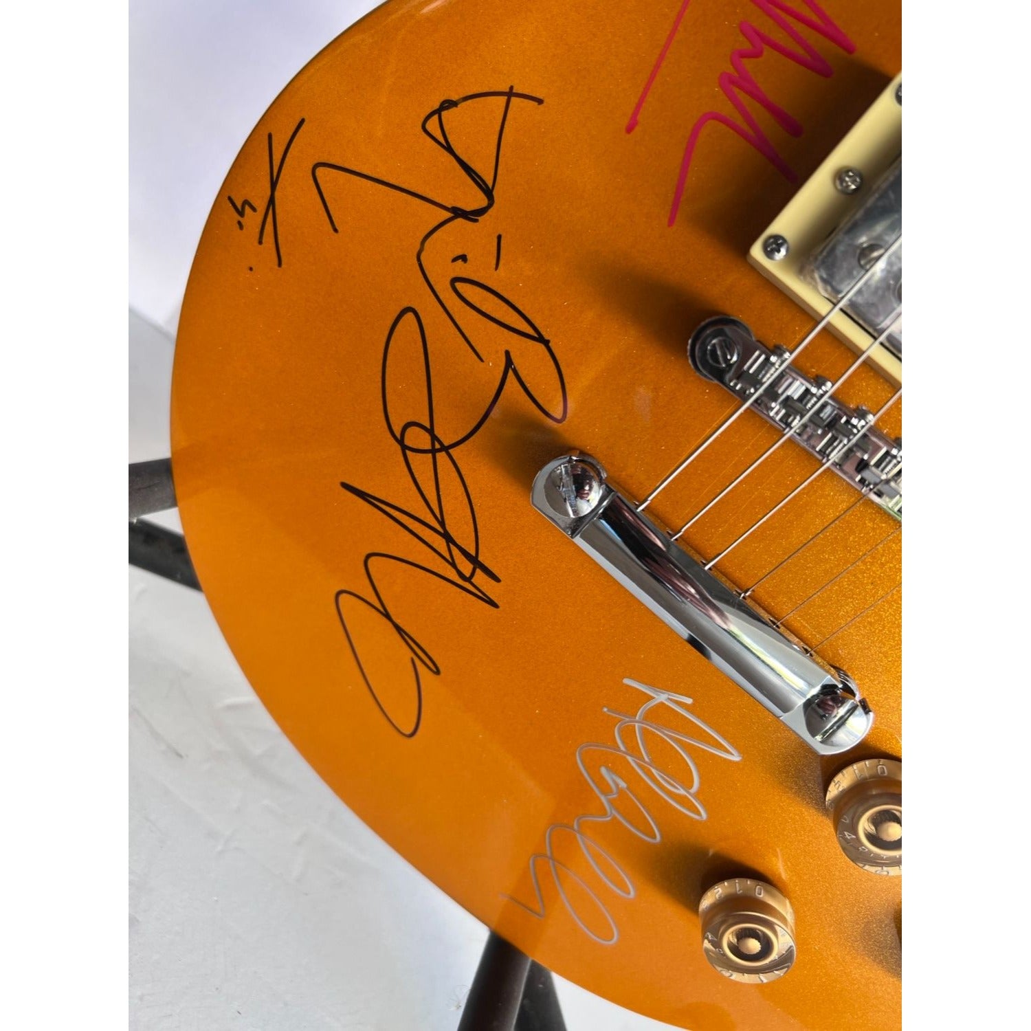 U2 Bono Paul Hewson The Edge David Evans Howell, Larry Mullen Adam Clayton full size gold Les Paul signed with proof