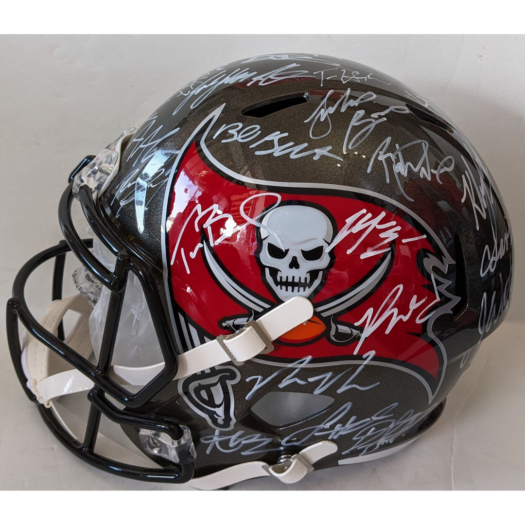 Tampa Bay Buccaneers Tom Brady Rob Gronkowski, Bruce Arians, Mike Evans Super Bowl Champions 20-21 Riddel Speed Full size helmet signed