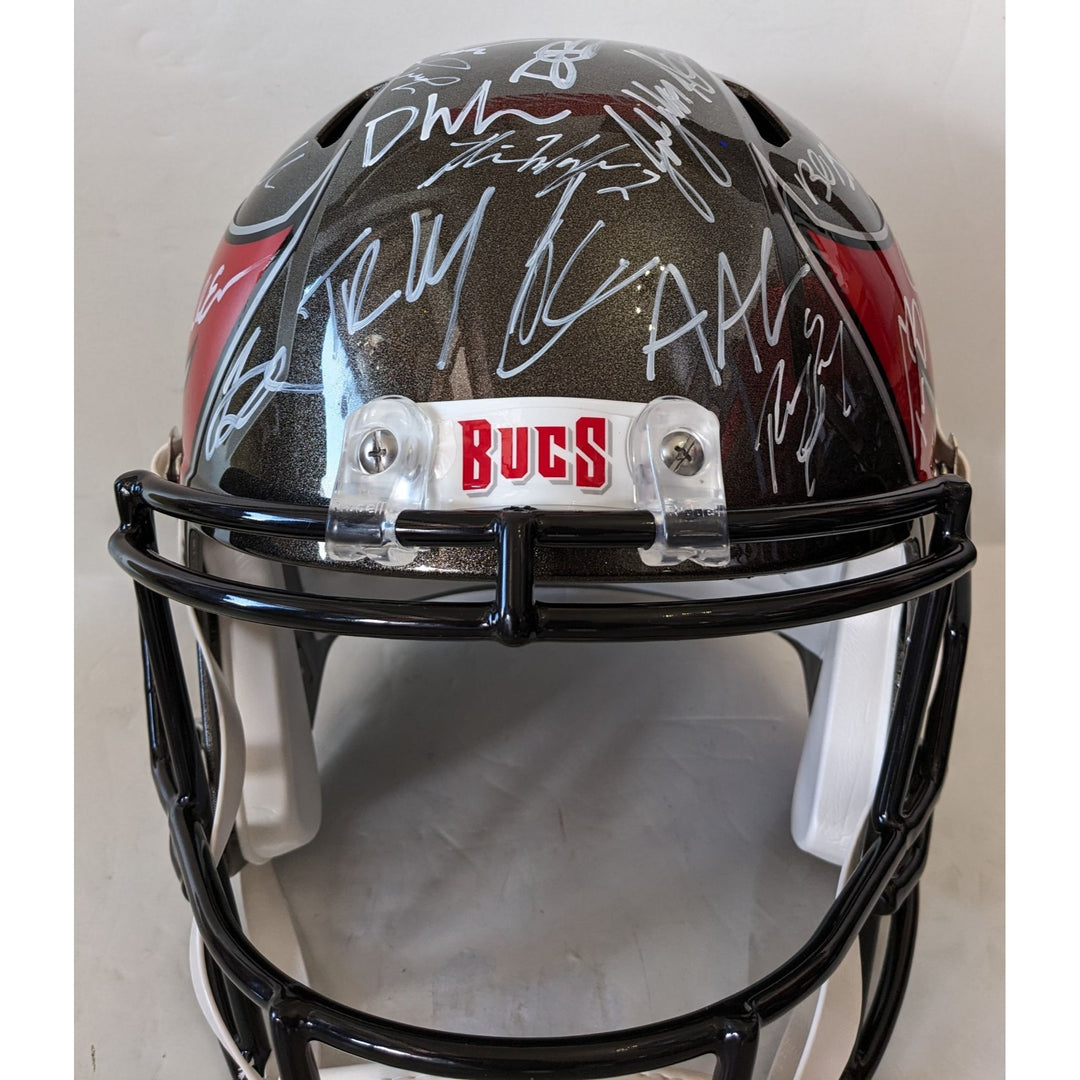 Tampa Bay Buccaneers Tom Brady Rob Gronkowski, Bruce Arians, Mike Evans Super Bowl Champions 20-21 Riddel Speed Full size helmet signed