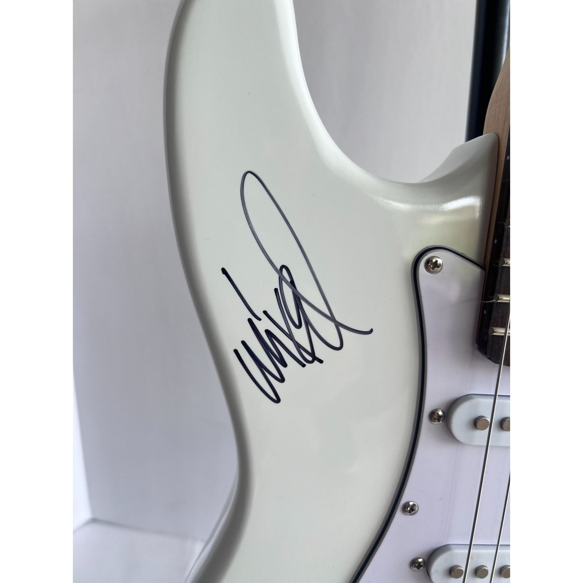 Chester Bennington Linkin Park full size Huntington Stratocaster electric guitar signed with proof