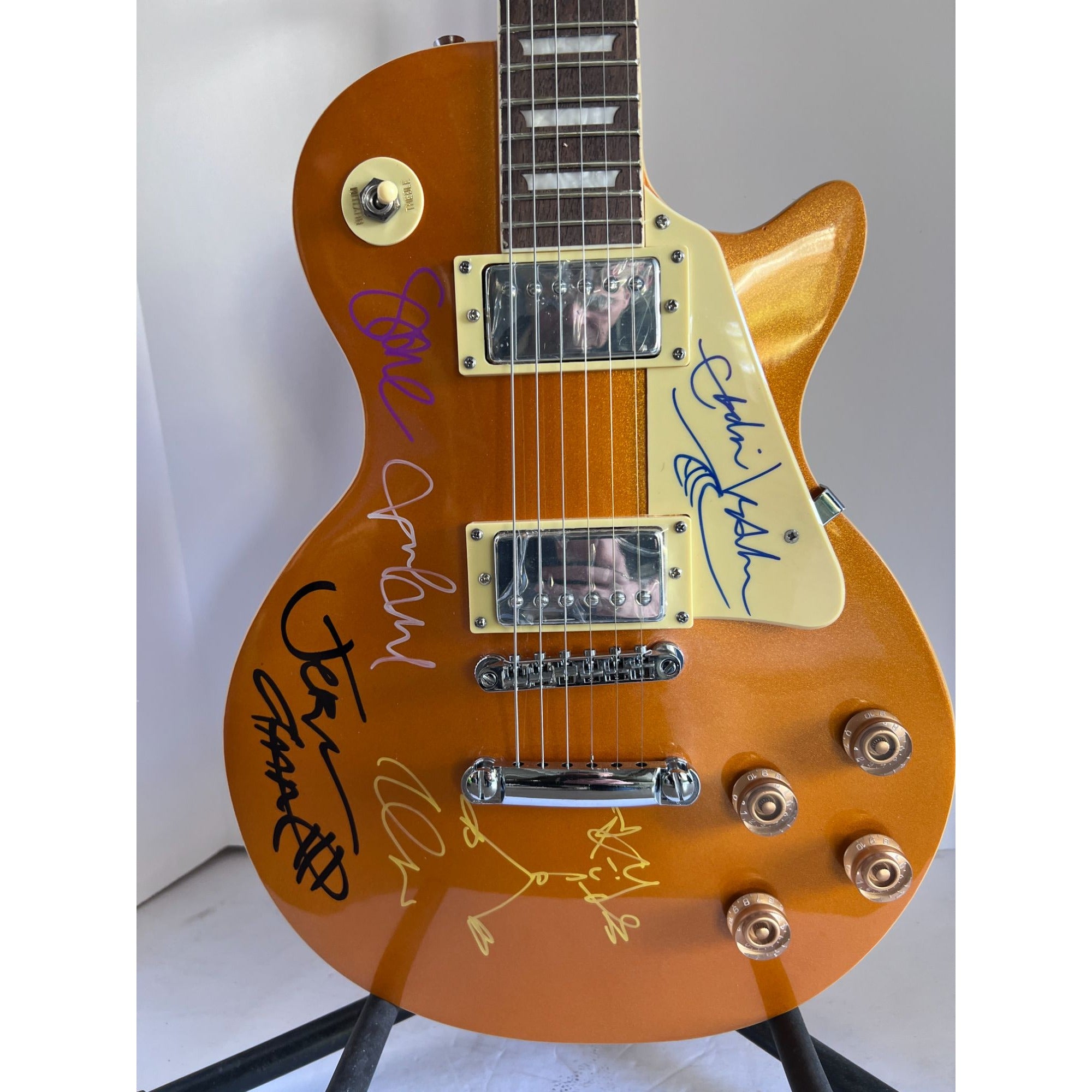 Pearl Jam Eddie Vedder Jeff Ament, Stone Gossard, Mike McCready, and Dave Abbruzzese Les Paul electric guitar signed with proof