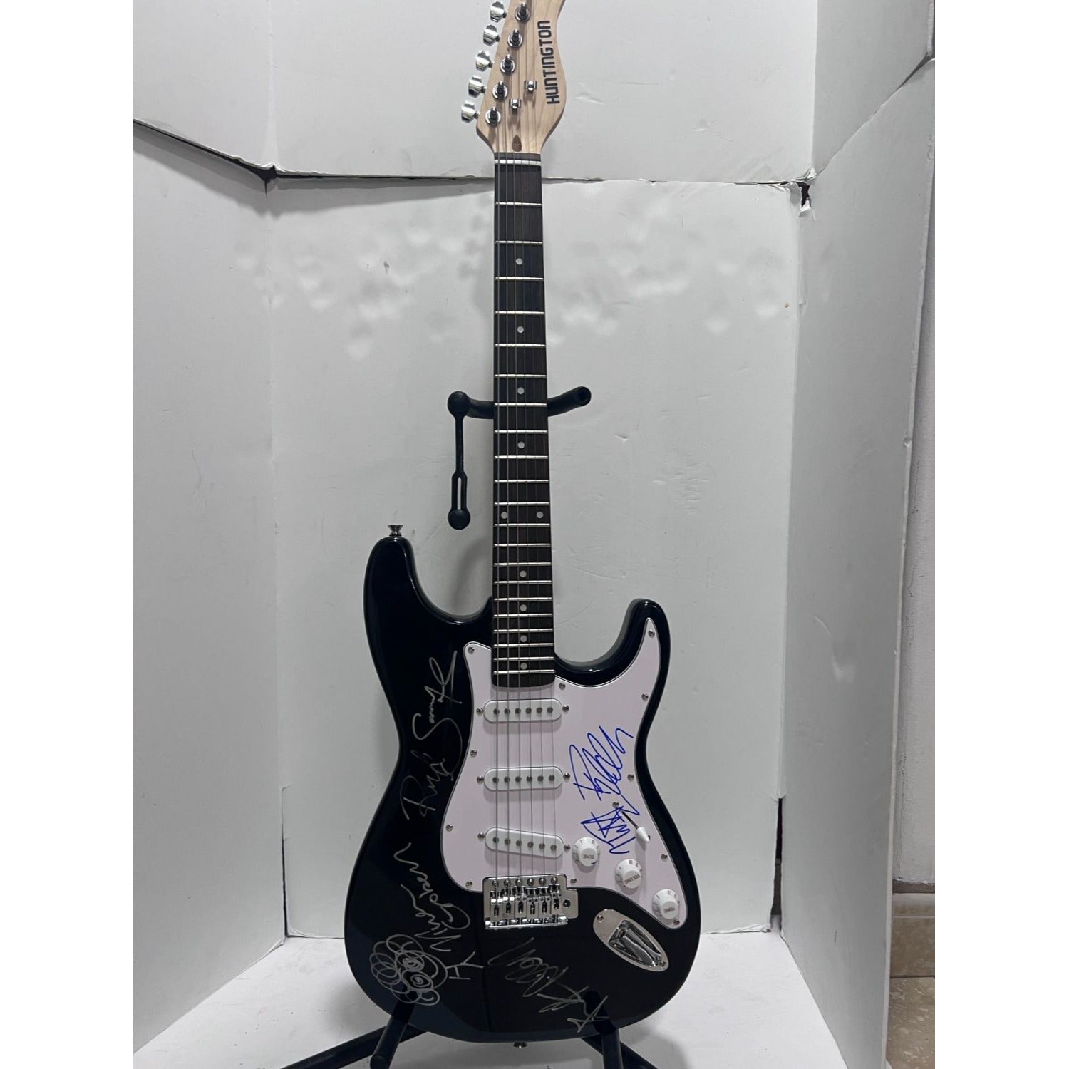 Def Leppard  Phil Collen, Vivian Campbell, Joe Elliott, Rick Savage, Rick Allen. stratocaster electric guitar signed with proof