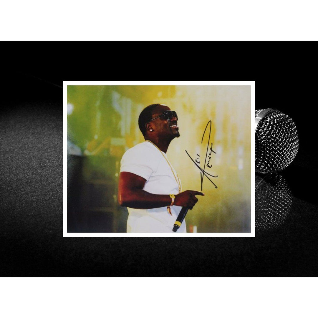 Akon 8x10 photo signed