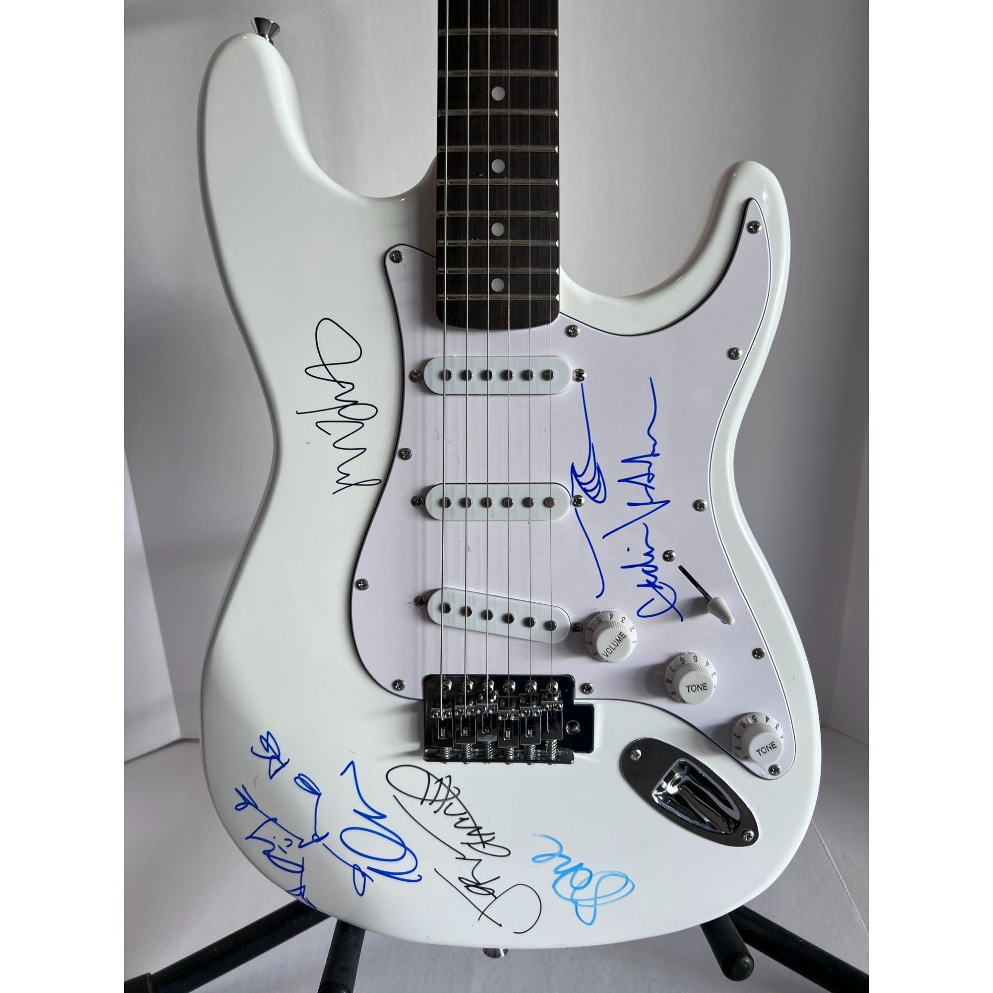 Pearl Jam Eddie Vedder, Jeff Ament, Stone Gossard, Matt Cameron and Mike McCready 40'' electric guitar signed