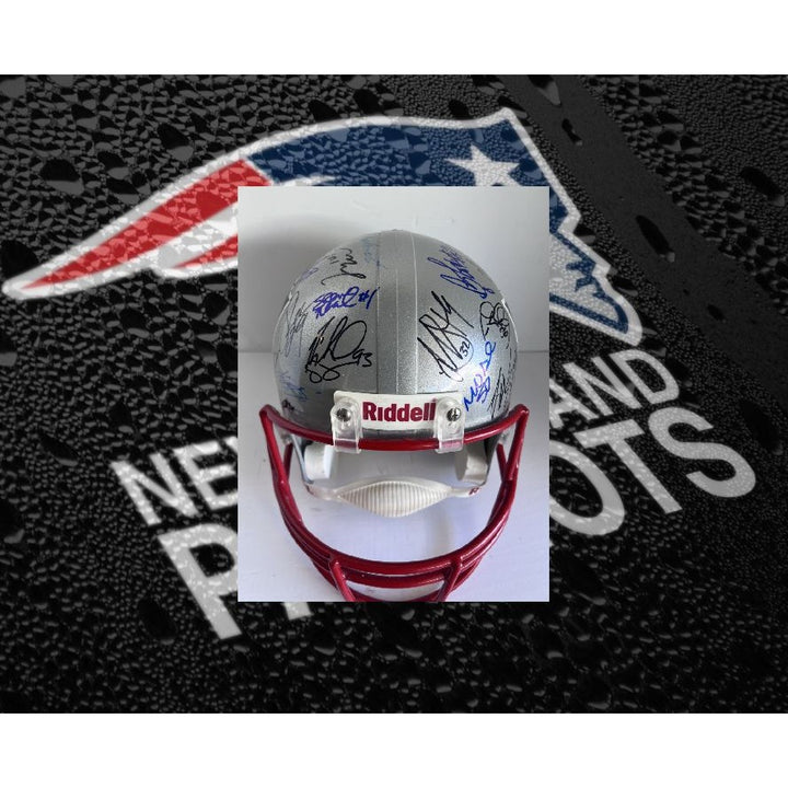 New England Patriots 2001 02 Super Bowl champions Risdell replica full size helmet Tom Brady (rookie year) Teddy Bruschi 40 plus signatures