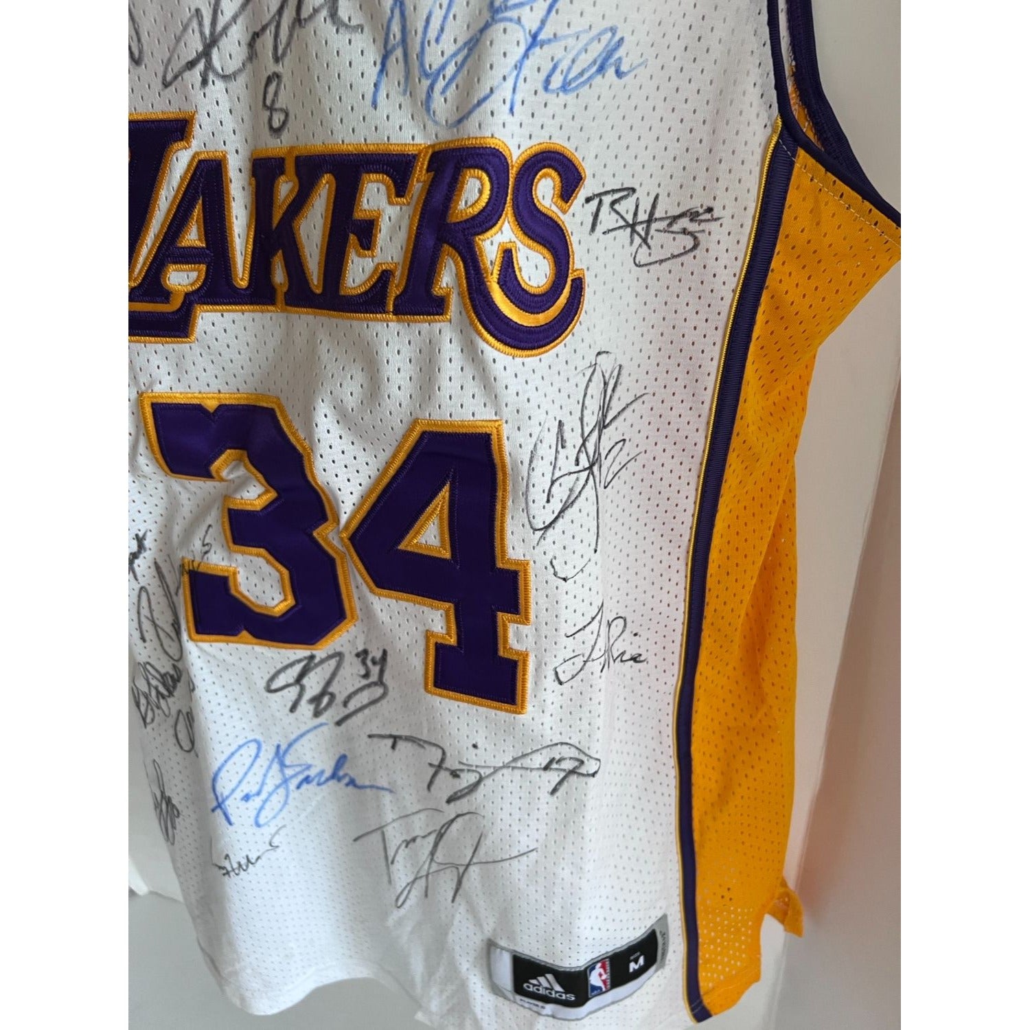 Kobe Bryant Shaquille O'Neal Los Angeles Lakers 2000 NBA champions Nike team signed shooting shirt with proof