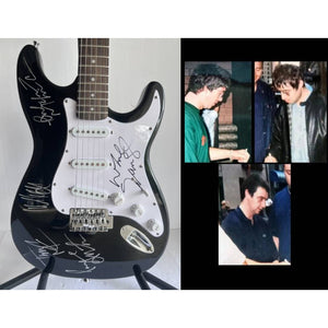 Noel Gallagher Oasis  stratocaster electric guitar  signed with proof