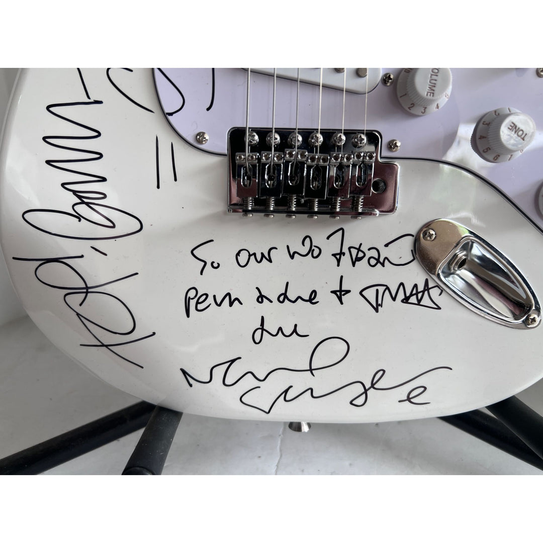 Noel Gallagher Oasis stratocaster electric guitar signed with proof