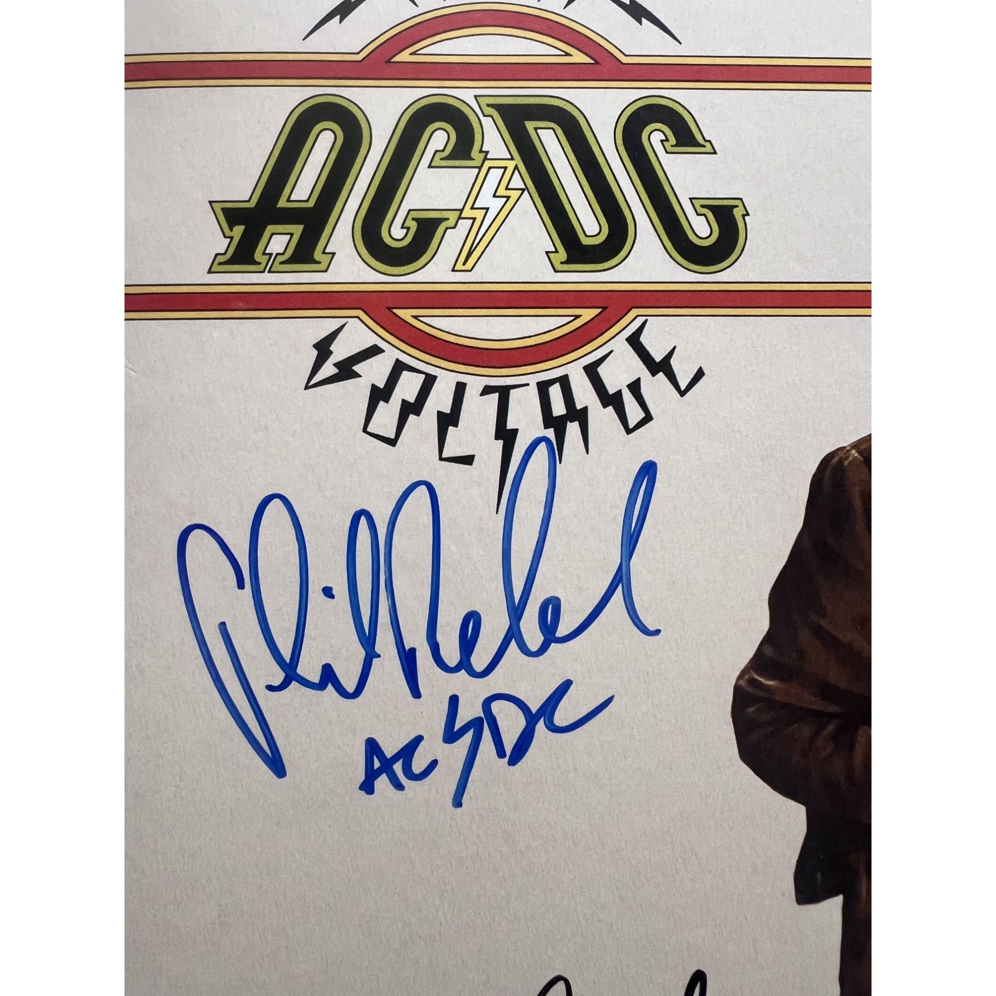 Angus young Malcolm Young Brian Johnson Cliff Williams Phil Rudd AC DC High Voltage lp signed with proof