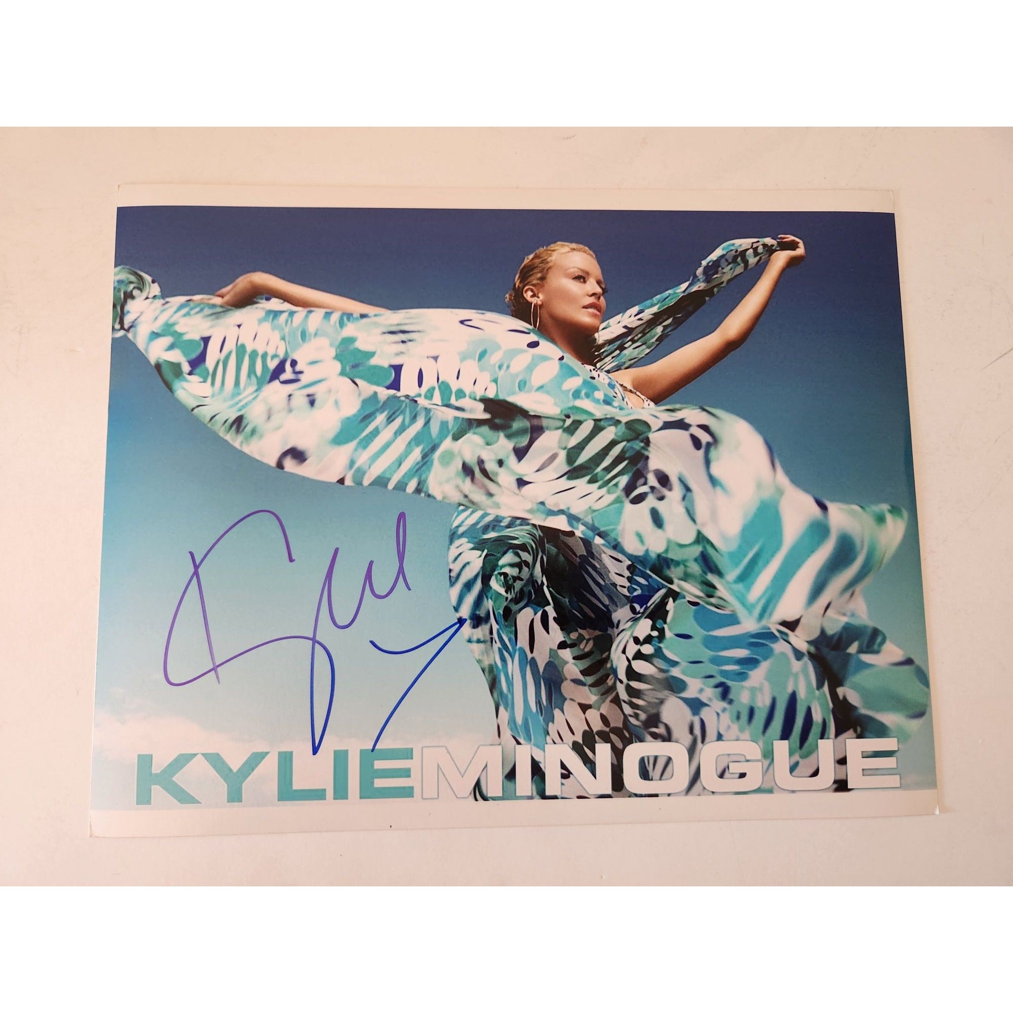 Kylie Minogue 8x10 photo signed with proof