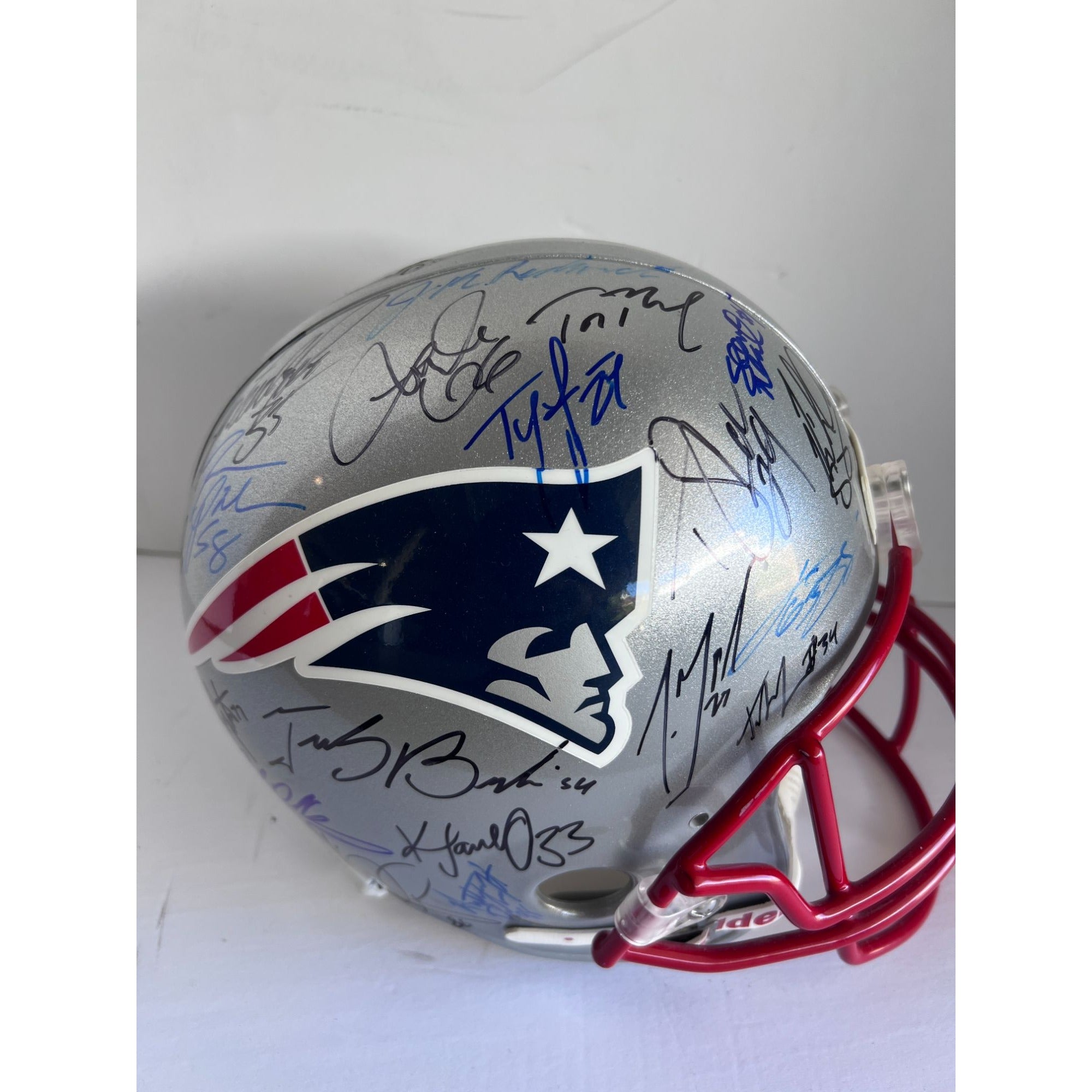 New England Patriots 2001 02 Super Bowl champions Risdell replica full size helmet Tom Brady (rookie year) Teddy Bruschi 40 plus signatures