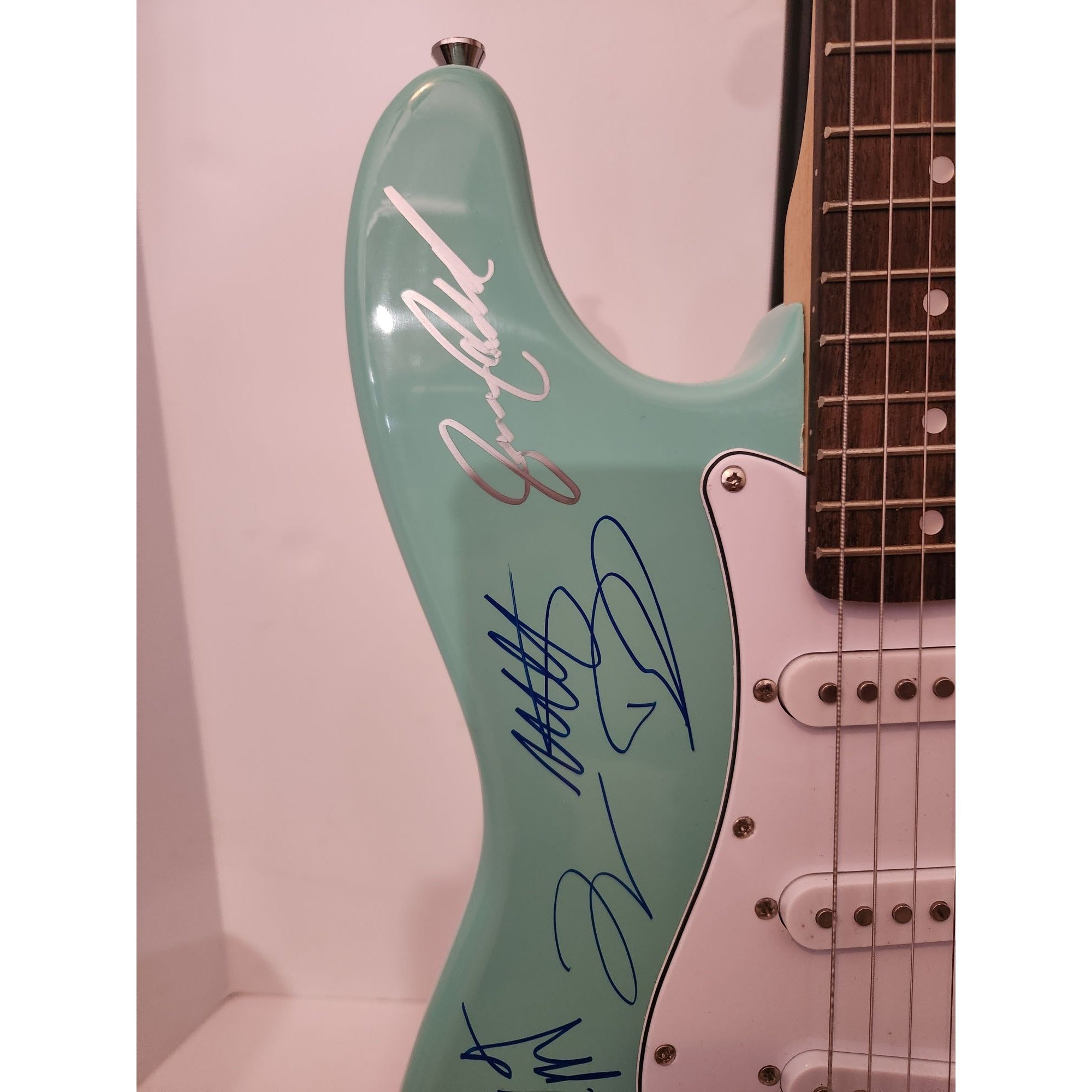 David Grohl, Billie Joe Armstrong, Chris Cornell, Jerry Cantrell signed guitar with proof