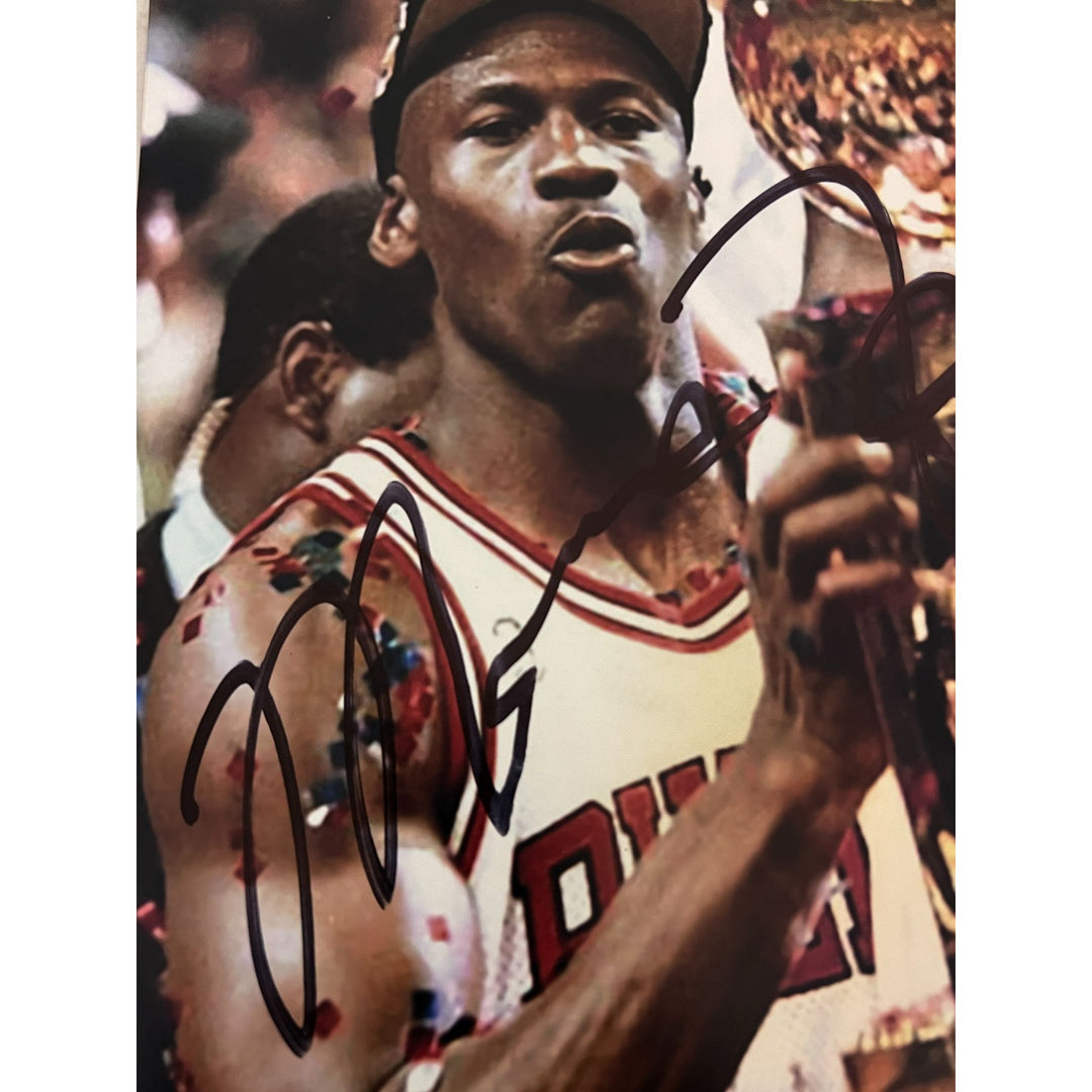Michael Jordan Chicago Bulls 8x10 photo signed with proof.