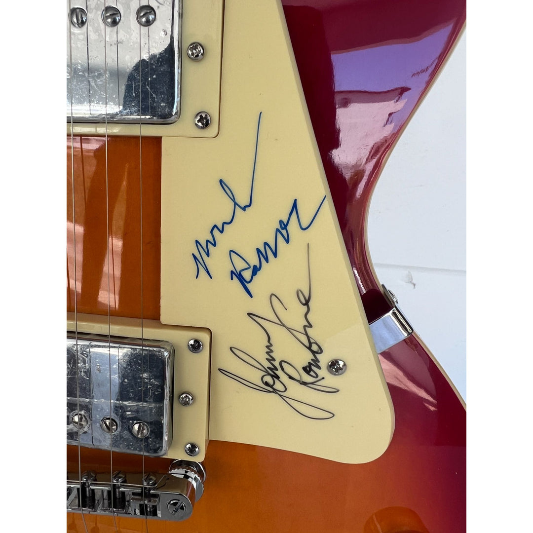 The Ramones Dee-Dee Ramone Joey Ramone Marky Ramone Johnny Ramone Tommy Ramone Richie Ramone vintage les paul signed with proof.