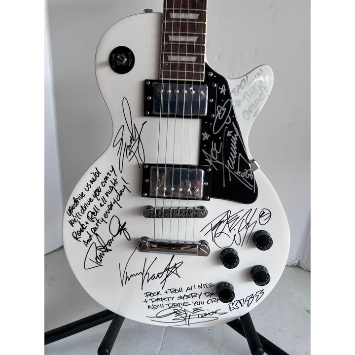 Kiss Gene Simmons, Paul Stanley, Ace Frehley, Peter Criss, Tommy Thayer, Eric Singer and Bruce Kulick Les Paul electric guitar signed with p