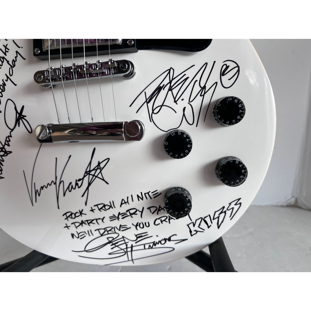 Kiss Gene Simmons, Paul Stanley, Ace Frehley, Peter Criss, Tommy Thayer, Eric Singer and Bruce Kulick Les Paul electric guitar signed with p