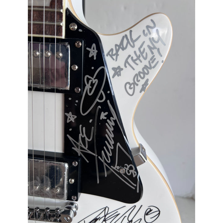 Kiss Gene Simmons, Paul Stanley, Ace Frehley, Peter Criss, Tommy Thayer, Eric Singer and Bruce Kulick Les Paul electric guitar signed with p