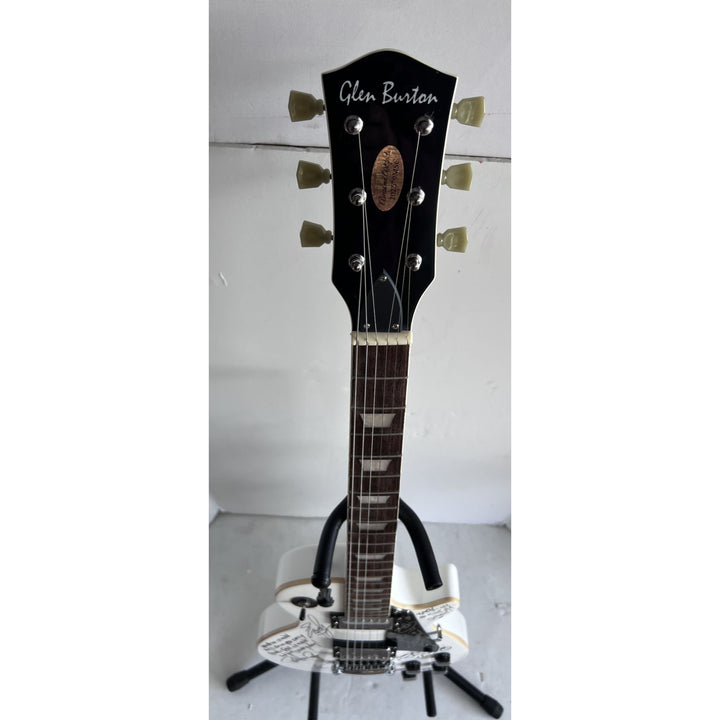 Kiss Gene Simmons, Paul Stanley, Ace Frehley, Peter Criss, Tommy Thayer, Eric Singer and Bruce Kulick Les Paul electric guitar signed with p