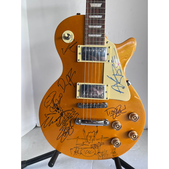 Guns N' Roses Axl Rose Slash Matt Sorum Izzy Stradlin Duff Mckagan Dizzy Reed full band Gold Les Paul electric guitar signed with proof