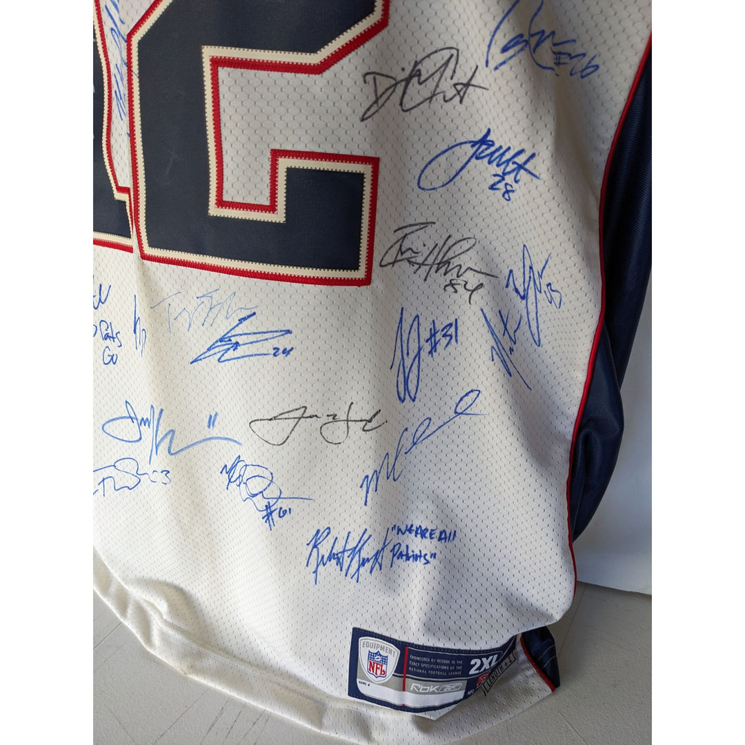New England Patriots Tom Brady, Rob Gronkowski, Julian Edelman, Robert Kraft, Bill Belichick, 2016-17 team signed Super Bowl champs