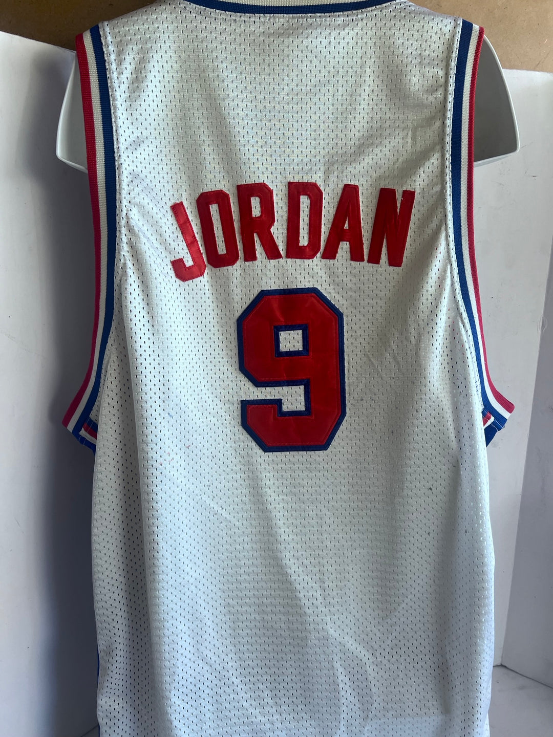 1992 USA Basketball the Dream Team signed jersey Michael Jordan, Scottie Pippen, Karl Malone, Chuck Daly, Magic Johnson signed  with proof