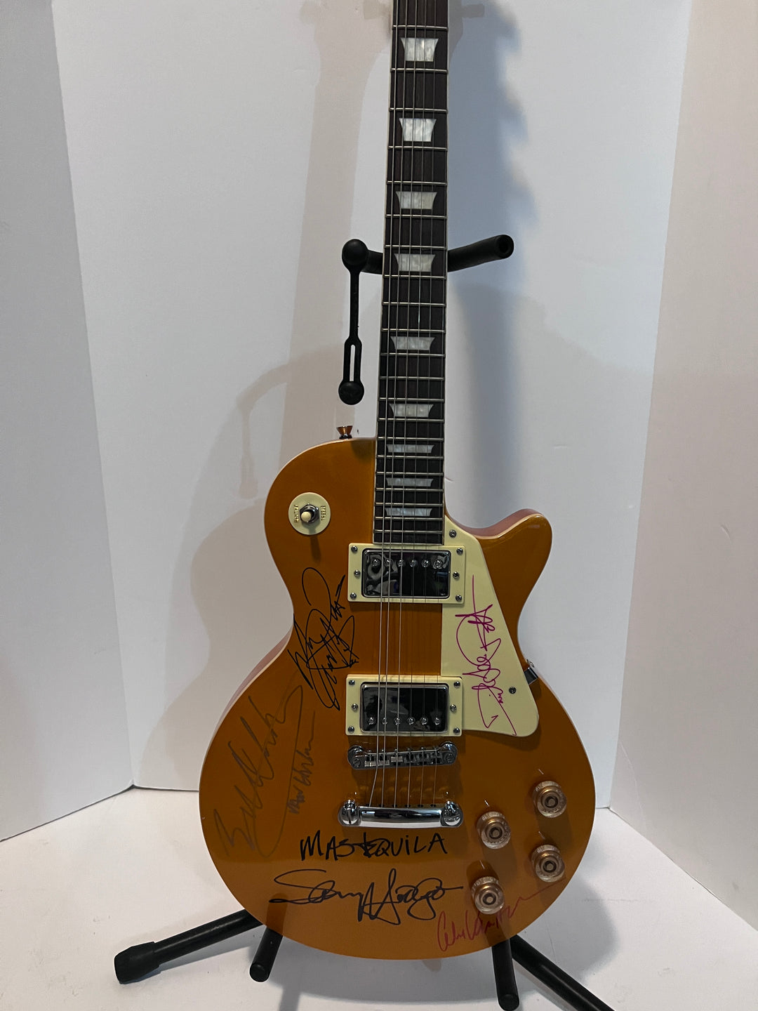 Eddie and Alex Van Halen David Lee Roth Sammy Hagar Michel Anthony Van Halen gold full-size Les Paul electric guitar signed with proof