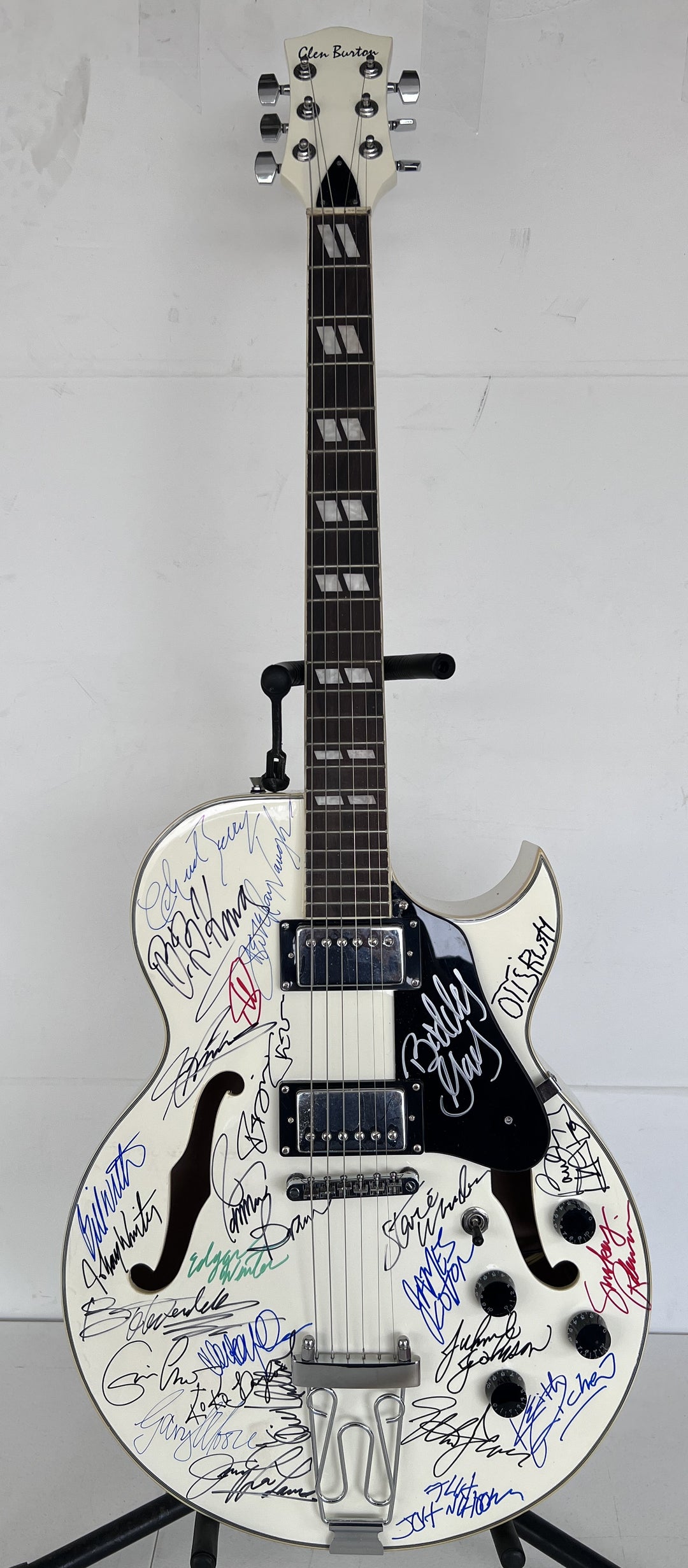 Blues an R&B legends 28 signed in all Stevie Ray Vaughan Bill Withers Stevie Wonder Eric Clapton Hollow body electric guitar signed with pro