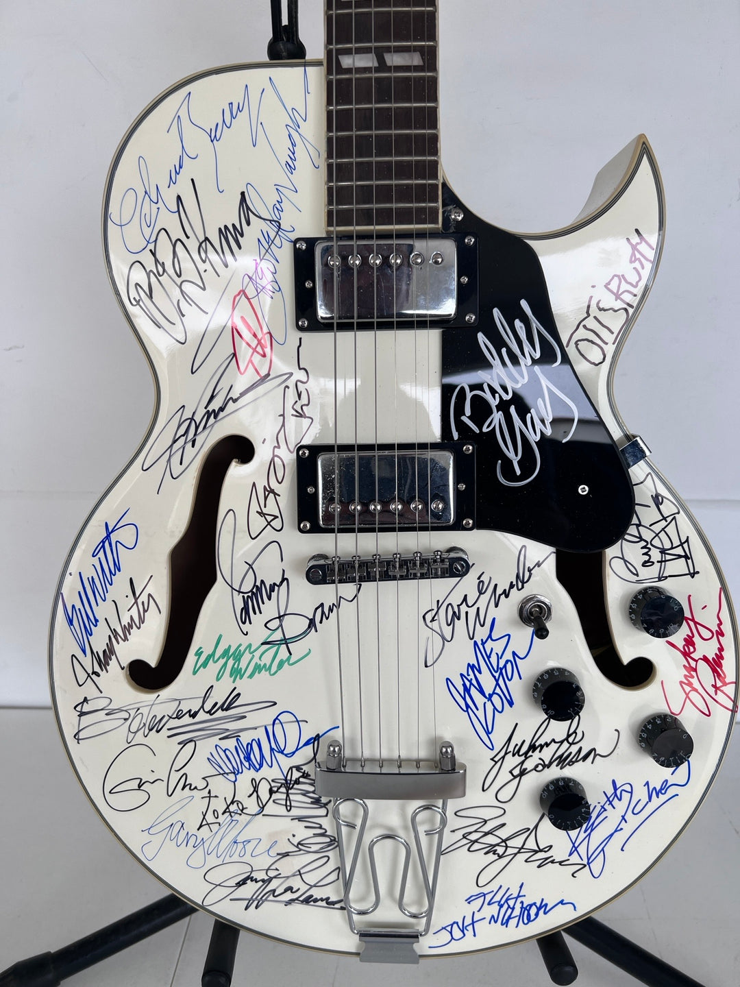 Blues an R&B legends 28 signed in all Stevie Ray Vaughan Bill Withers Stevie Wonder Eric Clapton Hollow body electric guitar signed with pro
