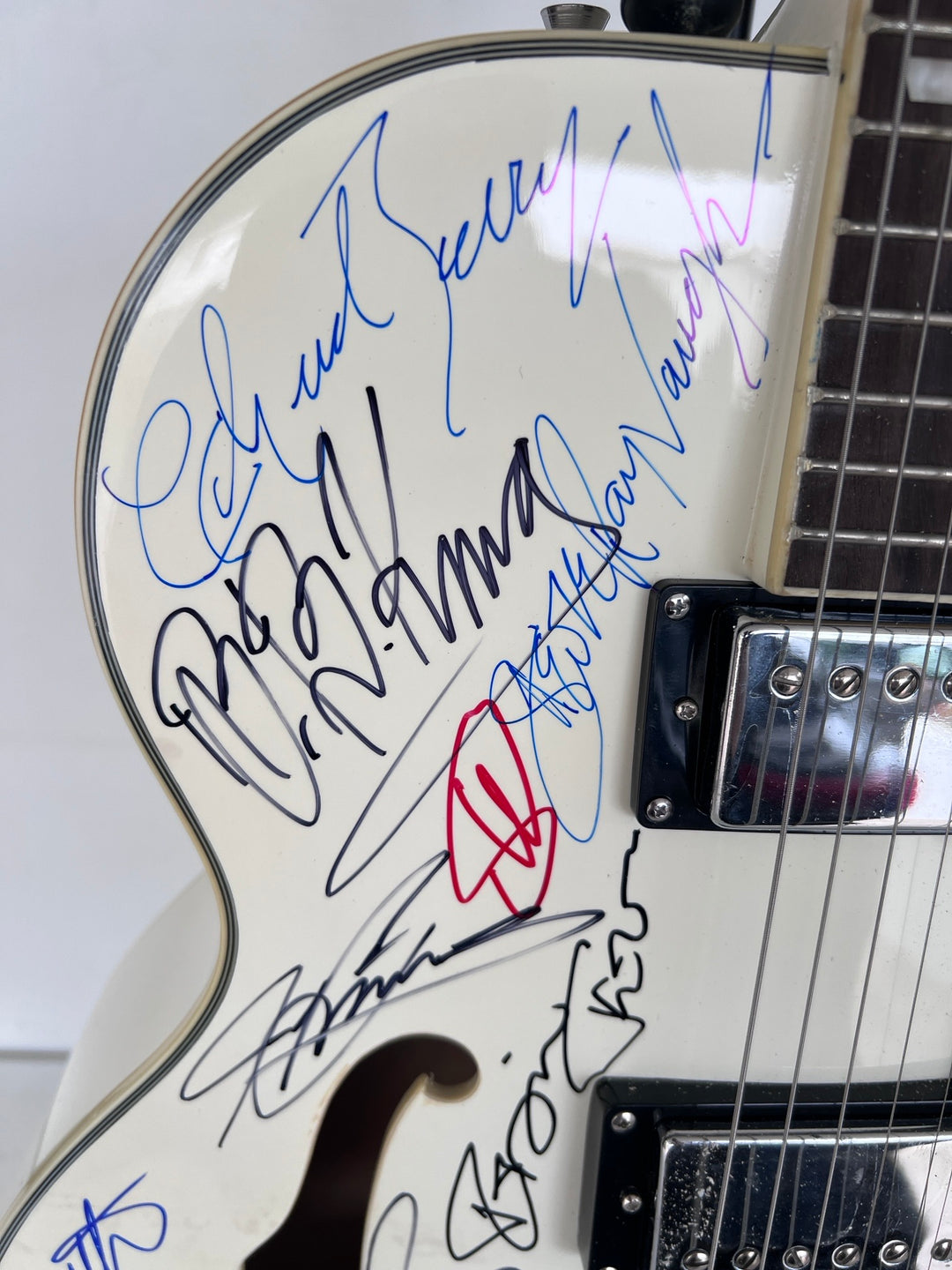 Blues an R&B legends 28 signed in all Stevie Ray Vaughan Bill Withers Stevie Wonder Eric Clapton Hollow body electric guitar signed with pro