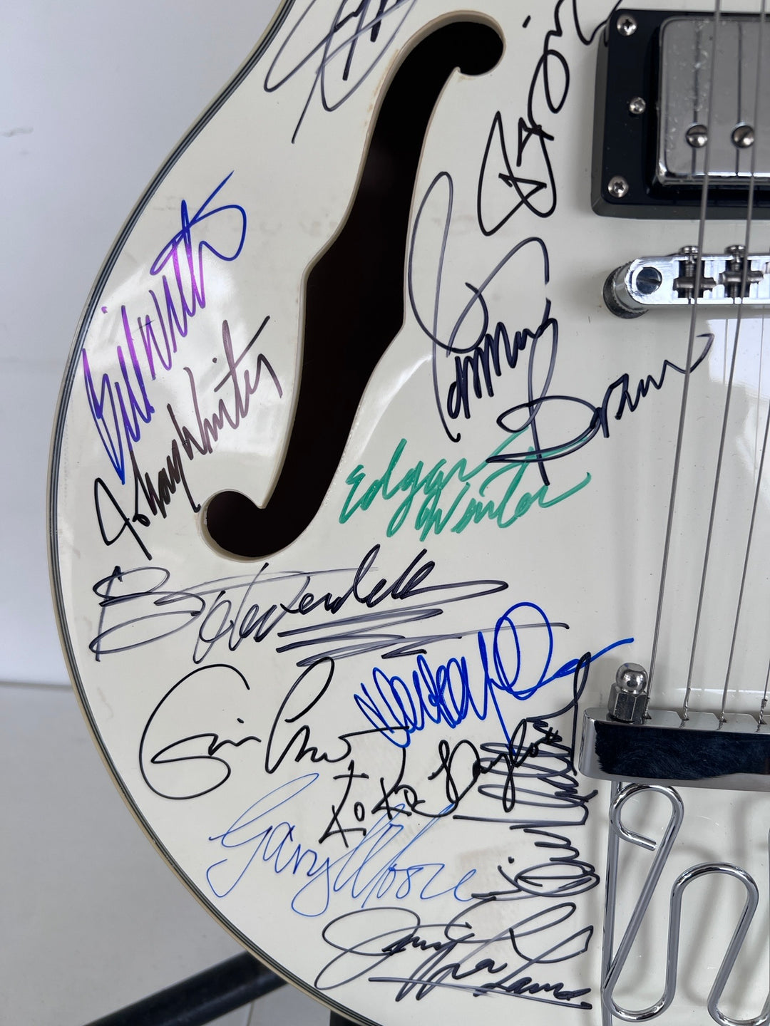 Blues an R&B legends 28 signed in all Stevie Ray Vaughan Bill Withers Stevie Wonder Eric Clapton Hollow body electric guitar signed with pro