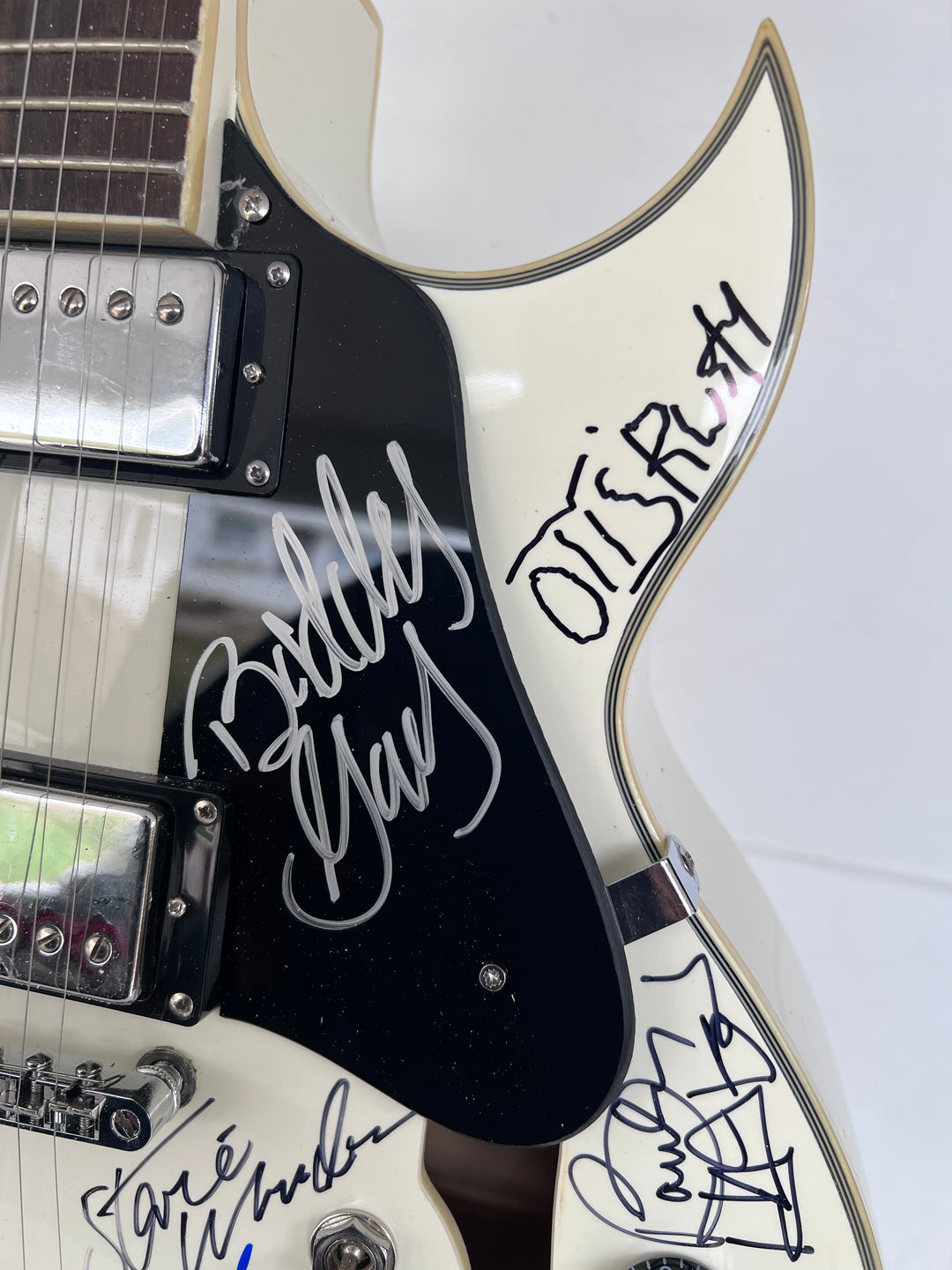 Blues an R&B legends 28 signed in all Stevie Ray Vaughan Bill Withers Stevie Wonder Eric Clapton Hollow body electric guitar signed with pro