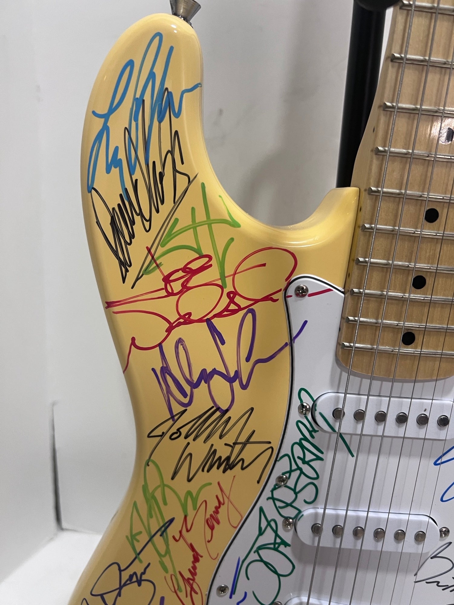 Eric Clapton, Eddie Van Halen, Carlos Santana, Jimmy Page 36 of rock and rolls greatest guitarists of all time vintage Les Paul style electric guitar signed with proof